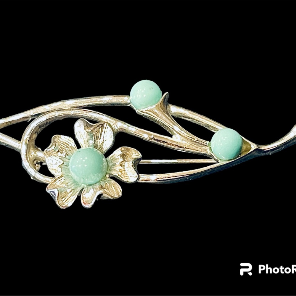 Vintage 1967 Sarah Coventry Signed silver flower brooch